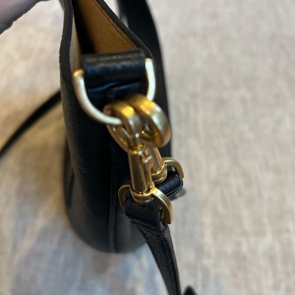 Tory Burch McGraw Pebbled Leather Bucket Bag and Matching Wallet - Picture 4 of 16